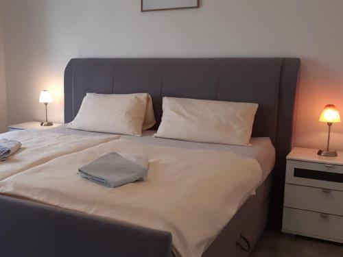 Postel nebo postele na pokoji v ubytování at the bathing meadow Grimnitzsee