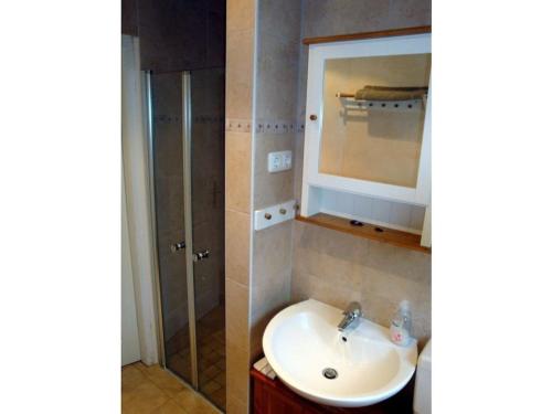 ein Badezimmer mit Waschbecken und Dusche in der Unterkunft 1 - Anett Pollok in Neuruppin