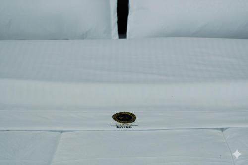 een knop bovenop een wit plafond bij Tikva Hotel in Cuenca