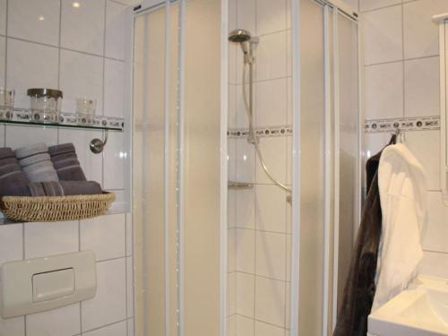 une douche avec une porte en verre dans une salle de bain dans l'établissement North Beach Pearl 2, à Norderney