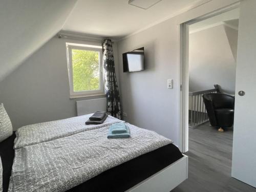 ein Schlafzimmer mit einem Bett und einem Fenster in der Unterkunft Holiday home in Buschvitz with barbecue in Buschvitz