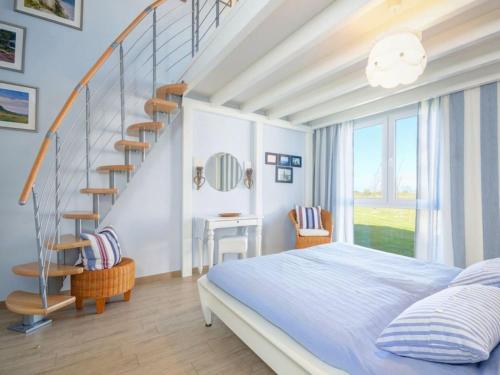 ein Schlafzimmer mit einem Bett und einer Wendeltreppe in der Unterkunft Seepark - Holiday Home - Rügen in Vaschvitz