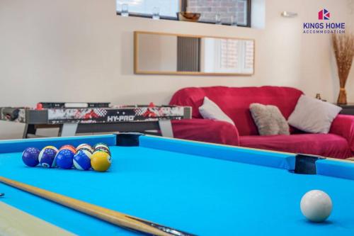 een woonkamer met een pooltafel met ballen bij 4 BR 6 Beds 3 Bath PS4, Pool Table Parking x4 Close to Legoland & Windsor in Maidenhead