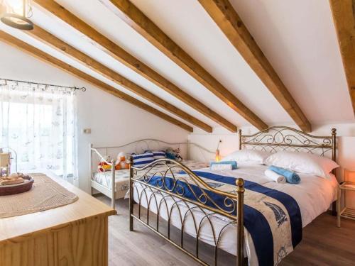 Postel nebo postele na pokoji v ubytování Villa in VRBNIK with swimming pool