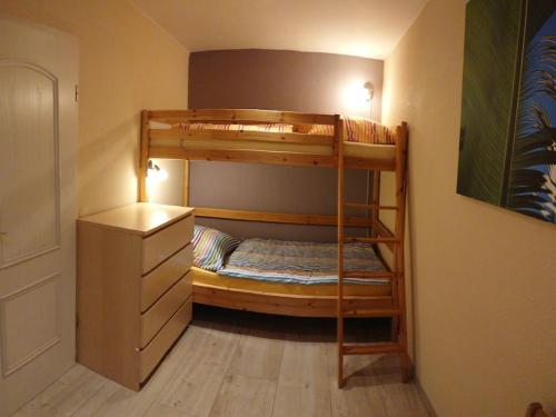 een slaapkamer met twee stapelbedden in een kamer bij Holiday apartment with 2 bedrooms in Bergholz