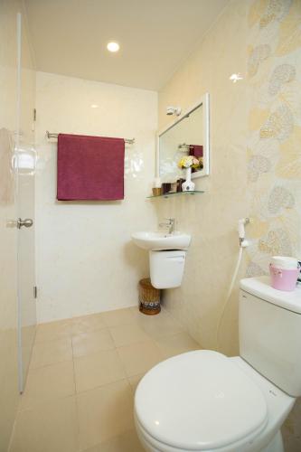 a bathroom with a toilet and a sink at Gia Vien Homestay in Hoi An