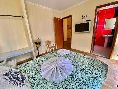 una stanza con un letto con un ombrello sopra di African Guesthouse a Tarrafal