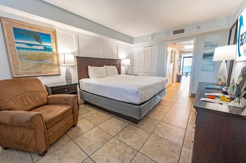Postel nebo postele na pokoji v ubytování Amazing Honeymoon Direct Oceanfront Suite w Pools