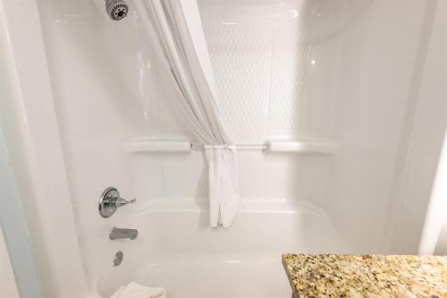 Koupelna v ubytování Amazing Honeymoon Direct Oceanfront Suite w Pools