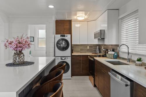 Nhà bếp/bếp nhỏ tại 7-Guest American House Dwtn WB Steps to Beach The American House