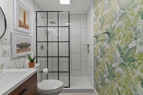 Phòng tắm tại 7-Guest American House Dwtn WB Steps to Beach The American House