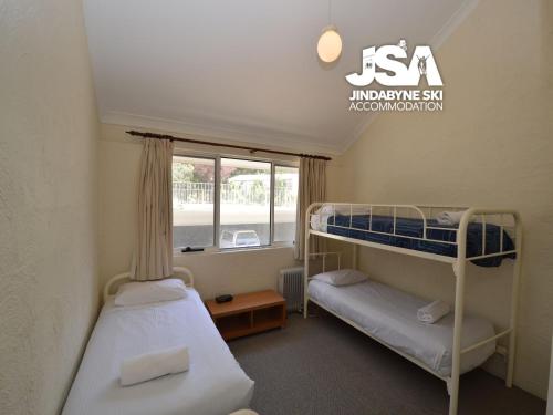ジンダバインにあるParkwood 7の窓のある部屋に二段ベッドが2つある