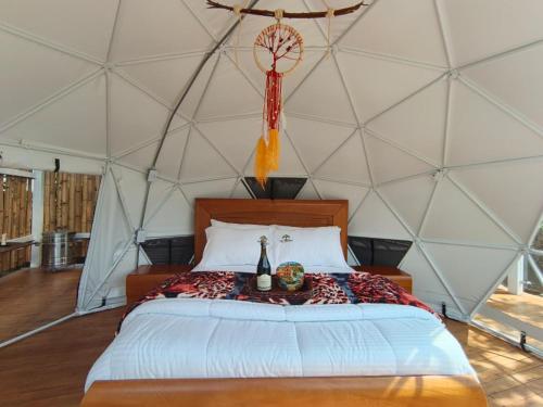 En eller flere senge i et værelse på Glamping Guacharaca Silvanía Cundinamarca