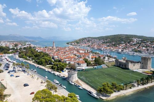 eine Luftansicht einer Stadt mit einem Fußballfeld im Wasser in der Unterkunft Apartment Trogir 15011c in Trogir
