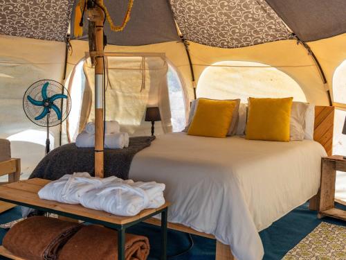 El RosarioLa Colmena Glamping Reina的帐篷里有一张床的卧室