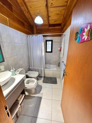 a bathroom with a toilet and a sink and a tub at Cabaña para 6 personas en Calamuchita - Córdoba - "La Concepción" in Embalse Rio Tercero
