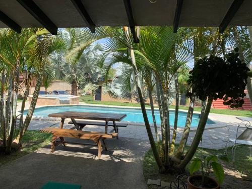 Piscina a El Oasis Posada o a prop