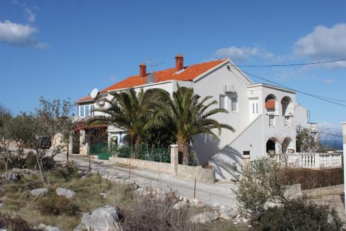 Apartments with parking space Supetar, Brac - 7535