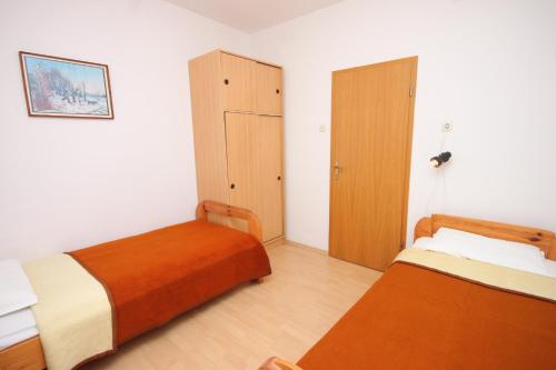 Apartments with parking space Supetar, Brac - 7535