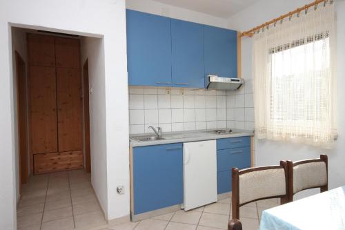 Apartments with parking space Supetar, Brac - 7535