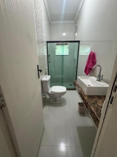 ein Badezimmer mit Toilette und Waschbecken in der Unterkunft Casa da lagoa in São Pedro da Aldeia