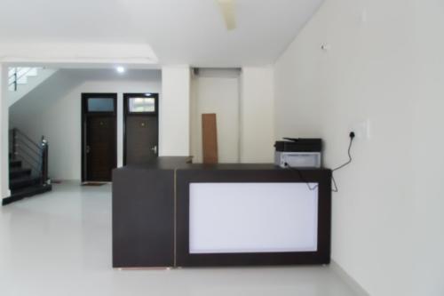 Et tv og/eller underholdning på Hotel O Krishna Cottage