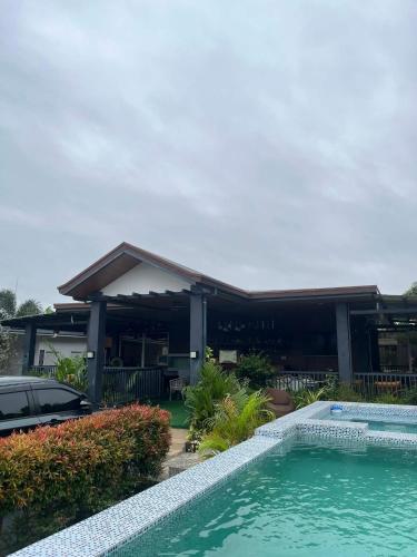 LuksuhinD LUXE Garden Resort的一栋前面有游泳池的房子