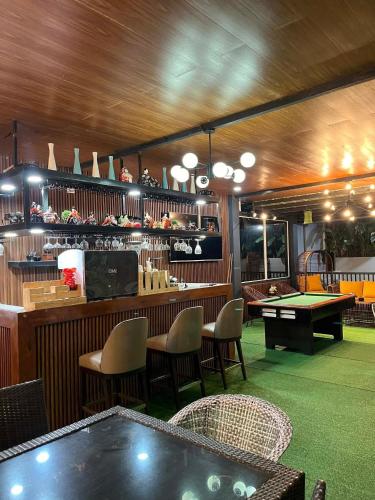 LuksuhinD LUXE Garden Resort的一间带台球桌的餐厅和一间酒吧