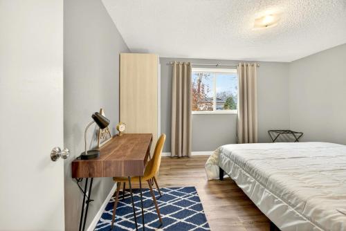 Giường trong phòng chung tại Clearview Comfort- 3BR near Airport!