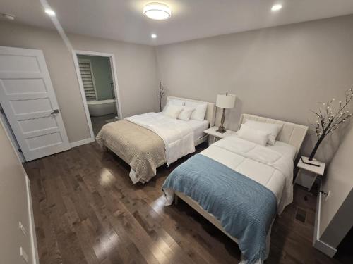 Postel nebo postele na pokoji v ubytování Spacious 4 Bedroom Family Retreat, Minutes from Montréal