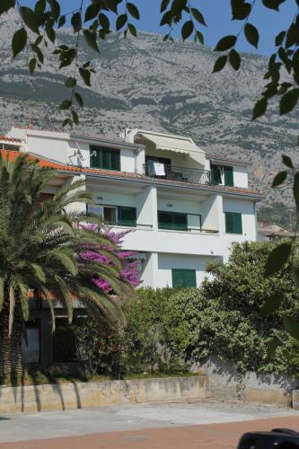 Apartments with parking space Makarska - 6632
