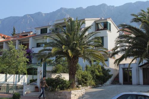 Apartments with parking space Makarska - 6632