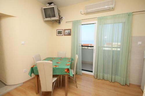Apartments with parking space Makarska - 6632