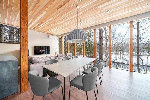 una sala da pranzo con tavolo e sedie di Noah Rusutsu a Rusutsu