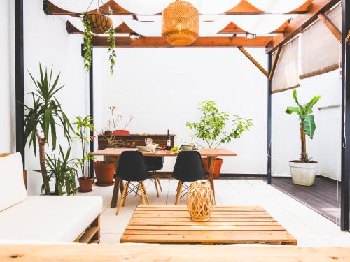 a living room with a table and chairs at Moodhu Villa - Cozy Apart w/ Amazing Terrace in Leiria