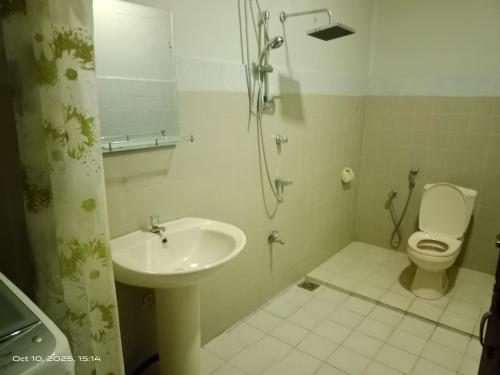 Ένα μπάνιο στο The Green Weligama