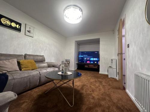 Et tv og/eller underholdning på Modern and Comfy rooms in Brand New Home