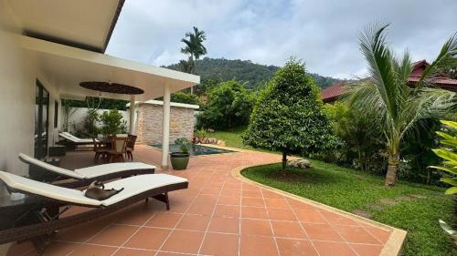 een kat die op een terras bij een huis zit bij Lai Thai Villa 4 in Rawai Beach