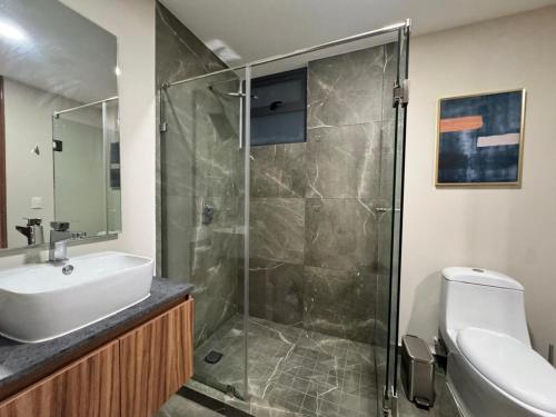 un bagno con doccia, lavandino e WC di Depa - Estadio Guadalajara - Ciudad Judicial a Guadalajara