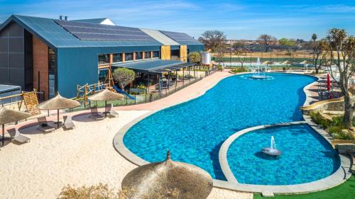 un'immagine di una piscina in un resort di Lagoon a Pretoria