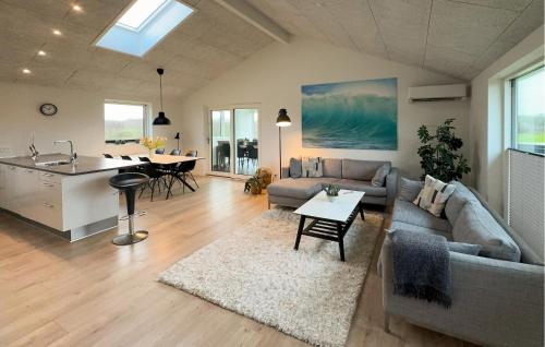 Χώρος καθιστικού στο Stunning Home In Tarm With Lake View