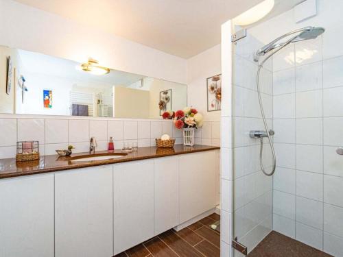 Phòng tắm tại Holiday home in Archsum with swimming pool