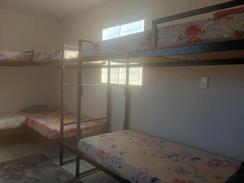 En eller flere senge i et værelse på Hostel Farol De Olinda
