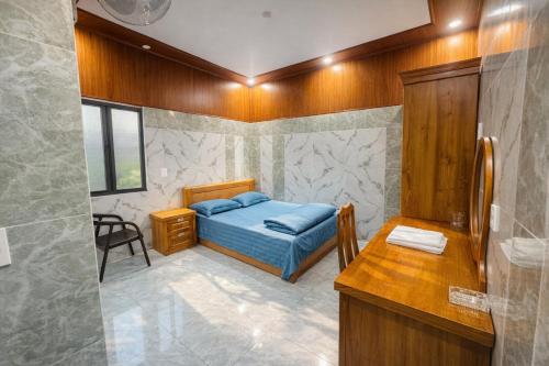 een kleine slaapkamer met een bed en een badkamer bij Bình Minh Hotel Bình Dương in Xóm Bưng