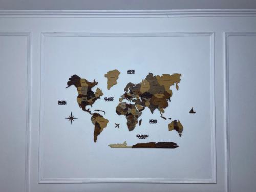 eine Weltkarte an einer Wand in der Unterkunft Apartamento en Primer Piso a 7 min del Centro Histórico in Trujillo
