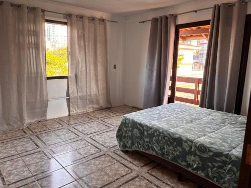 Ένα ή περισσότερα κρεβάτια σε δωμάτιο στο Casa na praia para até 8 pessoas com ótima localização