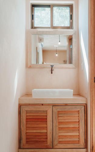 a bathroom with a sink and a mirror at Che Valladolid Hostel & Bar in Valladolid
