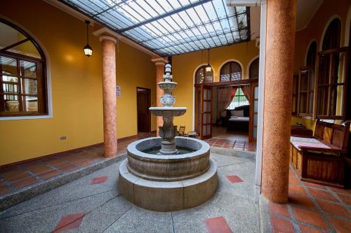 een kamer met een fontein in het midden van een gebouw bij Hermosa Casa Colonial in SamborondÃ³n
