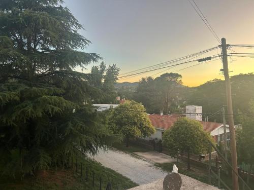 een uitzicht op een huis met bomen en een straat bij Cocoalojamiento in Cavalango