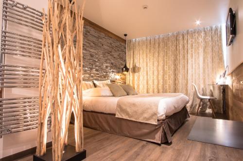 Un pat sau paturi într-o cameră la Hôtel des Princes, Chambéry Centre